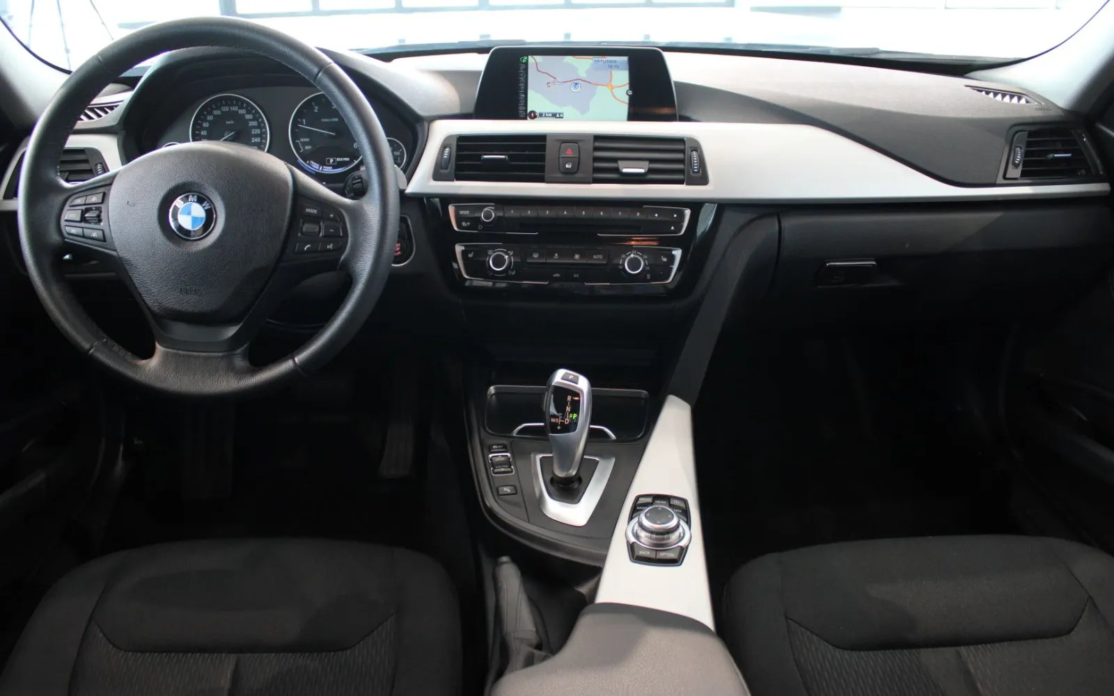 BMW 320d, 3 од 4